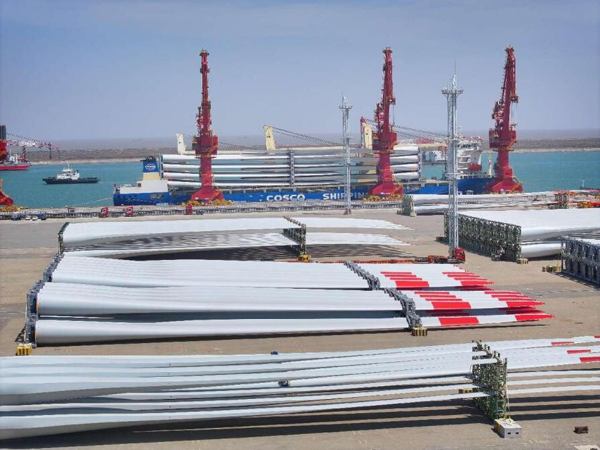 Photo shows wind turbines to be shipped abroad at a terminal in east China's Jiangsu province. (Photo by Xu Congjun/People's Daily Online) Photo shows wind turbines to be shipped abroad at a terminal in east China's Jiangsu province. (Photo by Xu Congjun/People's Daily Online)