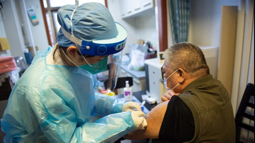 In this file photo dated May 10, 2022, an elderly resident takes COVID-19 vaccine at home in Dongcheng district of Beijing, capital of China. (PHOTO / XINHUA) In this file photo dated May 10, 2022, an elderly resident takes COVID-19 vaccine at home in Dongcheng district of Beijing, capital of China. (PHOTO / XINHUA)