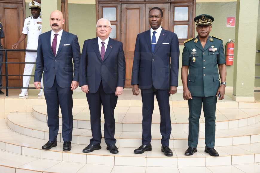 Cameroun : Le Ministre de la défense reçoit son homologue Turc pour renforcer la coopération militaire Cameroun : Le Ministre de la défense reçoit son homologue Turc pour renforcer la coopération militaire