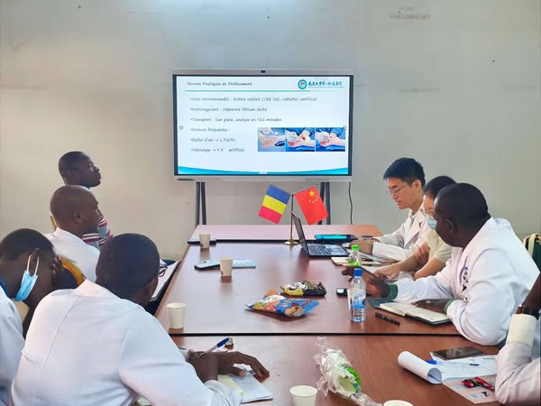 Tchad : Formation pointue sur l'analyse des gaz du sang chez le nouveau-né dispensée par un pédiatre chinois à l'Hôpital de l'Amitié Tchad : Formation pointue sur l'analyse des gaz du sang chez le nouveau-né dispensée par un pédiatre chinois à l'Hôpital de l'Amitié