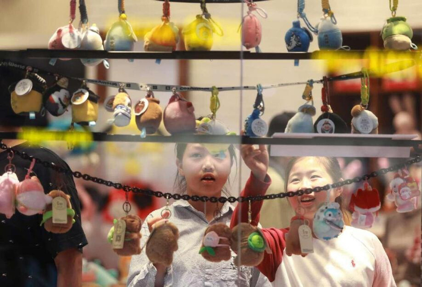 Children buy stuffed toys at an event promoting the domestic sales of export-oriented products in Yangzhou, east China's Jiangsu province, April 26, 2025. (Photo by Meng Delong/People's Daily Online) Children buy stuffed toys at an event promoting the domestic sales of export-oriented products in Yangzhou, east China's Jiangsu province, April 26, 2025. (Photo by Meng Delong/People's Daily Online)