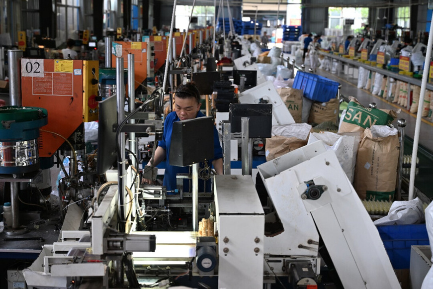 Photo shows an automated production line of Hunan Dongyi Electric Co., Ltd. in Shaodong, central China's Hunan province. (Photo by Li Fangsen) Photo shows an automated production line of Hunan Dongyi Electric Co., Ltd. in Shaodong, central China's Hunan province. (Photo by Li Fangsen)