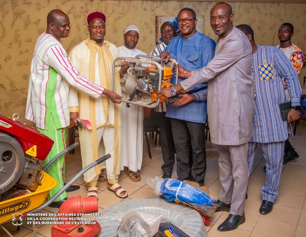 Burkina Faso : Un Burkinabè du Nigeria contribue à l'effort de paix avec un don agricole et financier Burkina Faso : Un Burkinabè du Nigeria contribue à l'effort de paix avec un don agricole et financier
