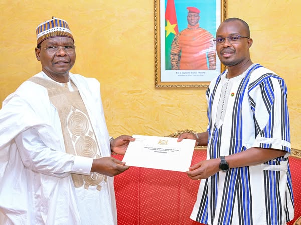 Burkina Faso/Tchad : Le Premier Ministre Tchadien porteur d'un message du Chef de l'État au Président Burkinabè Burkina Faso/Tchad : Le Premier Ministre Tchadien porteur d'un message du Chef de l'État au Président Burkinabè