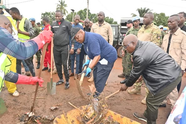 RCA : Le Président Touadéra participe activement à l'Opération "Kwa ti Kodro" dans le 3ème arrondissement RCA : Le Président Touadéra participe activement à l'Opération "Kwa ti Kodro" dans le 3ème arrondissement