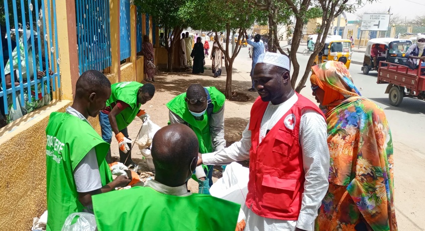 Tchad : La Croix-Rouge lance une campagne de collecte des déchets à Abéché Tchad : La Croix-Rouge lance une campagne de collecte des déchets à Abéché