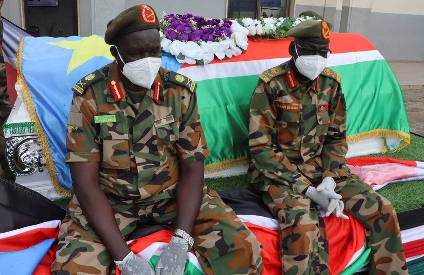 Les forces de sécurité du Soudan du Sud sont assises près du cercueil du général David Majur Dak, commandant des Forces de défense du peuple du Soudan du Sud, tué lors d'une attaque de l'Armée blanche. Photo : Samir Bol/Reuters Les forces de sécurité du Soudan du Sud sont assises près du cercueil du général David Majur Dak, commandant des Forces de défense du peuple du Soudan du Sud, tué lors d'une attaque de l'Armée blanche. Photo : Samir Bol/Reuters