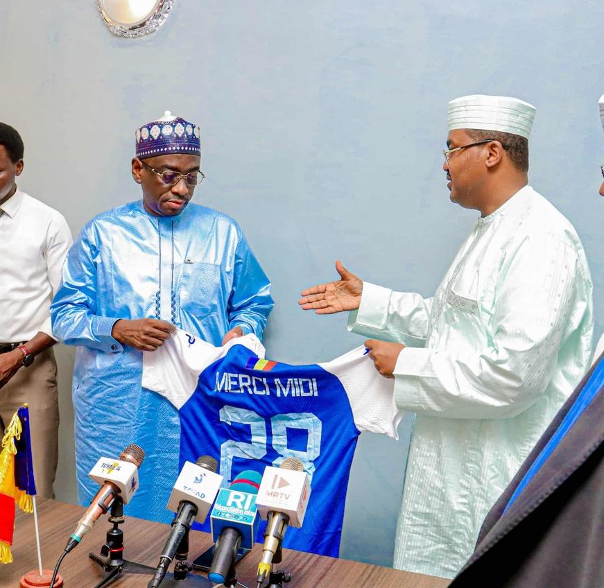 Tchad : le ministre de la Jeunesse remet des équipements aux clubs d’élite avant l’inauguration du Stade Olympique Tchad : le ministre de la Jeunesse remet des équipements aux clubs d’élite avant l’inauguration du Stade Olympique