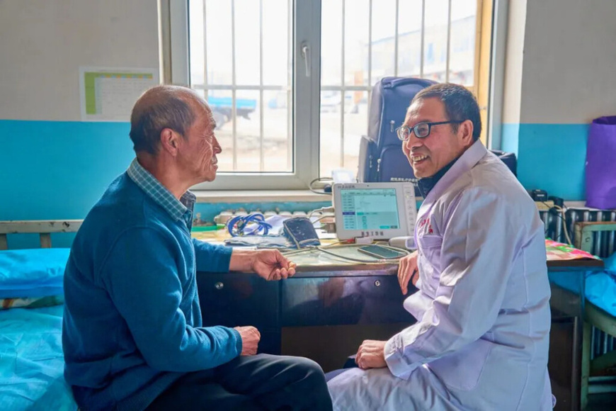 A village doctor visits a resident in Mafang village in Fangshan county, north China's Shanxi province. (Photo by Zhang Chaoning)