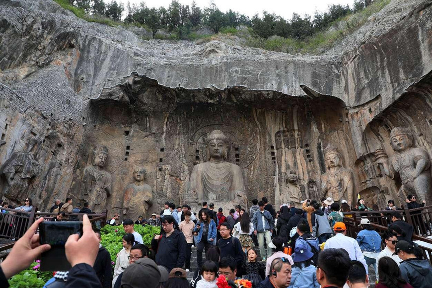 Tourists visit the Longmen Grottoes in Luoyang, central China's Henan province. (Photo by Shi Guangming/People's Daily Online) Tourists visit the Longmen Grottoes in Luoyang, central China's Henan province. (Photo by Shi Guangming/People's Daily Online)