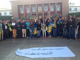 Amazighs et Sahraouis marocains brûlent le chiffon polisarien