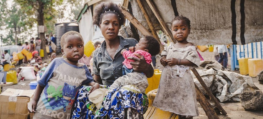 Une famille déplacée est assise devant son abri de fortune à Goma, dans la province du Nord-Kivu. Photo : UNICEF/Jospin Benekire.