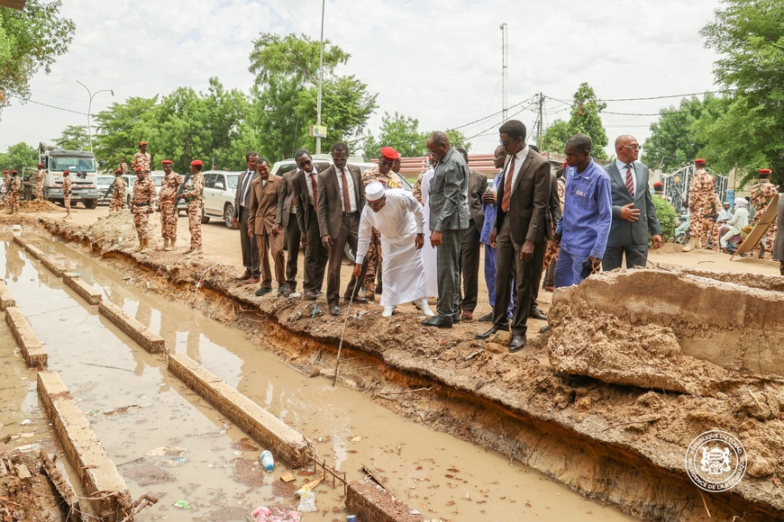 Tchad : à N’Djamena, le chef de l’Etat constate l’ampleur des dégâts des fortes pluies Tchad : à N’Djamena, le chef de l’Etat constate l’ampleur des dégâts des fortes pluies