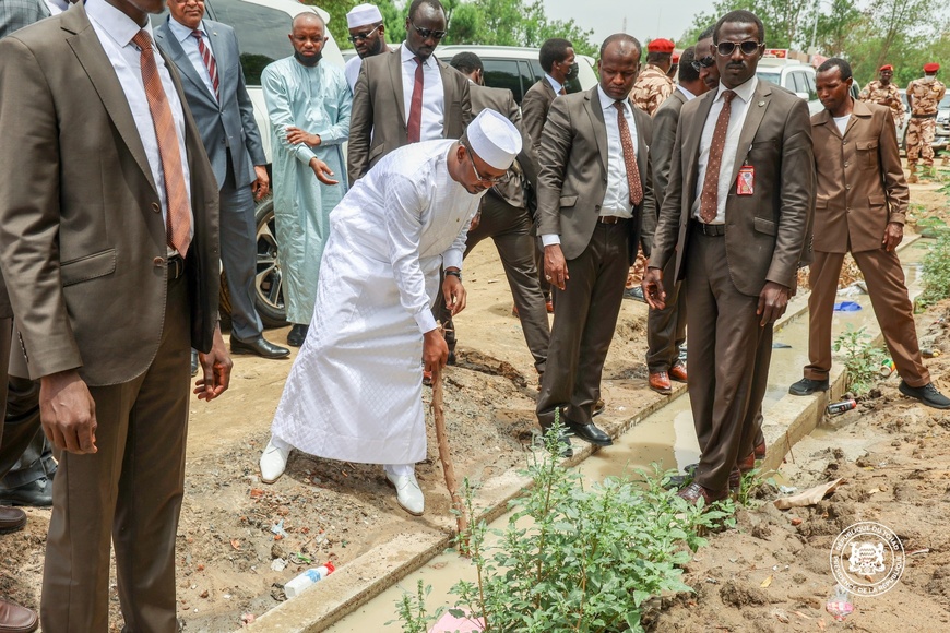 Président Mahamat Idriss Deby : "Avec seulement deux grosses pluies, la situation est vraiment catastrophique" Président Mahamat Idriss Deby : "Avec seulement deux grosses pluies, la situation est vraiment catastrophique"