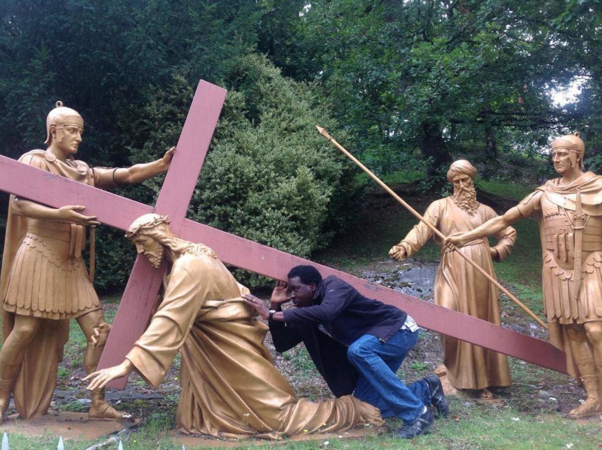 Comment Fidèle Gouandjika porte déjà la croix de l'Archange TOUADERA Comment Fidèle Gouandjika porte déjà la croix de l'Archange TOUADERA