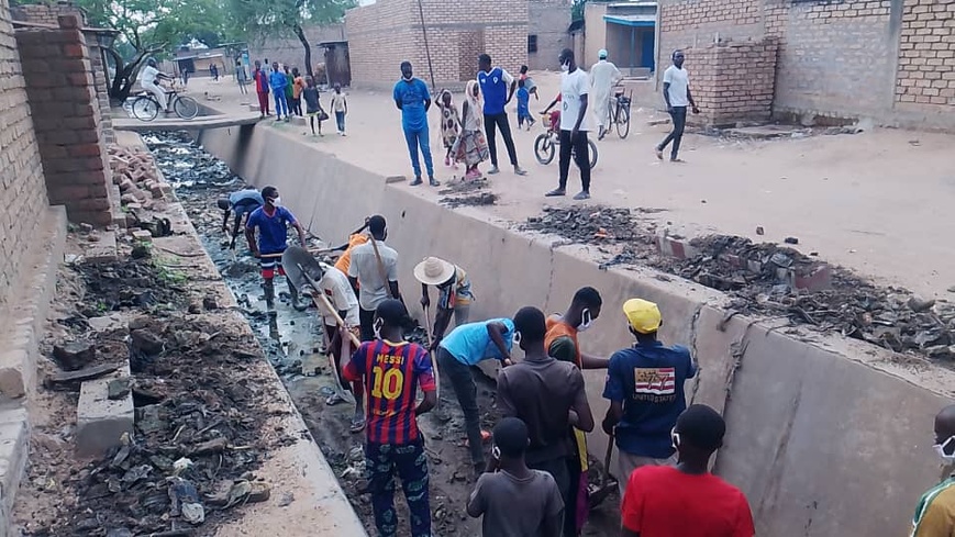 Tchad - Sarh : Des jeunes se mobilisent contre les inondations en creusant un caniveau géant Tchad - Sarh : Des jeunes se mobilisent contre les inondations en creusant un caniveau géant