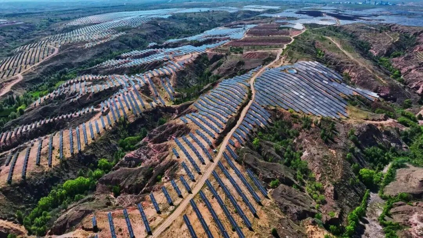 Photo shows a 500,000 kW ecological restoration and photovoltaic power generation demonstration project in Ejin Horo banner, Ordos, north China's Inner Mongolia autonomous region. (Photos from the WeChat official account of the energy bureau of Ejin Horo banner) Photo shows a 500,000 kW ecological restoration and photovoltaic power generation demonstration project in Ejin Horo banner, Ordos, north China's Inner Mongolia autonomous region. (Photos from the WeChat official account of the energy bureau of Ejin Horo banner)