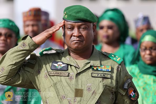 Niger : Cérémonie officielle de l'hymne de l'AES présidée par le Général Tiani Niger : Cérémonie officielle de l'hymne de l'AES présidée par le Général Tiani