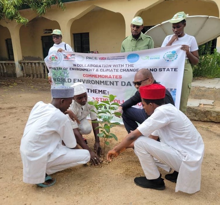 À l'occasion de la Journée mondiale de l'environnement 2025, l'UNICEF a organisé une opération de plantation d'arbres et de ramassage de déchets plastiques à Kano. Photo : von.gov.ng À l'occasion de la Journée mondiale de l'environnement 2025, l'UNICEF a organisé une opération de plantation d'arbres et de ramassage de déchets plastiques à Kano. Photo : von.gov.ng