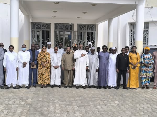 Tchad : Levée des couleurs au Ministère de l'Aménagement du Territoire sous la présidence de Mahamat Assileck Halata Tchad : Levée des couleurs au Ministère de l'Aménagement du Territoire sous la présidence de Mahamat Assileck Halata