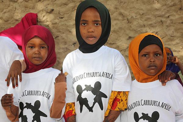 Les enfants célèbrent l'événement avec des t-shirts aux couleurs de la marque. Photo : calendarlabs.com Les enfants célèbrent l'événement avec des t-shirts aux couleurs de la marque. Photo : calendarlabs.com