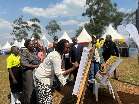 Gloria Seruwagi, responsable de l'intégration de la recherche au sein du Consortium du programme de recherche Baobab, signant un accord lors de la célébration de l'IDAC en Ouganda. Photo : Nelson Mandela. Gloria Seruwagi, responsable de l'intégration de la recherche au sein du Consortium du programme de recherche Baobab, signant un accord lors de la célébration de l'IDAC en Ouganda. Photo : Nelson Mandela.