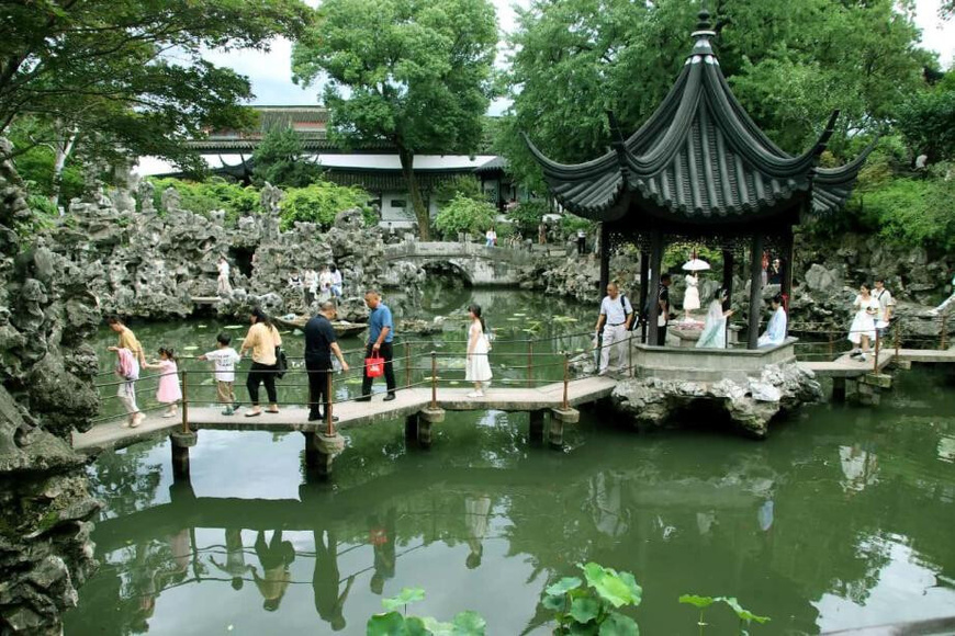 Tourists visit the Lion Grove Garden in Suzhou, east China's Jiangsu province. (Photo by Wang Jiankang/People's Daily Online) Tourists visit the Lion Grove Garden in Suzhou, east China's Jiangsu province. (Photo by Wang Jiankang/People's Daily Online)