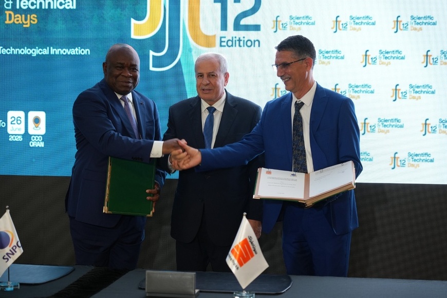 Poignée de mains entre Maixent Raoul Ominga et Rachid HACHICHI Poignée de mains entre Maixent Raoul Ominga et Rachid HACHICHI