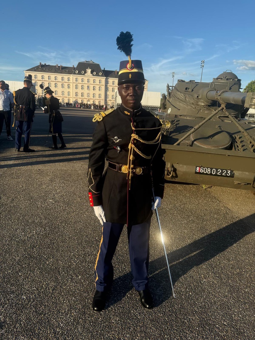 Le Lieutenant Tchadien Neato Mbaibarem Basile honoré lors de la cérémonie de baptême de la Gendarmerie nationale française Le Lieutenant Tchadien Neato Mbaibarem Basile honoré lors de la cérémonie de baptême de la Gendarmerie nationale française
