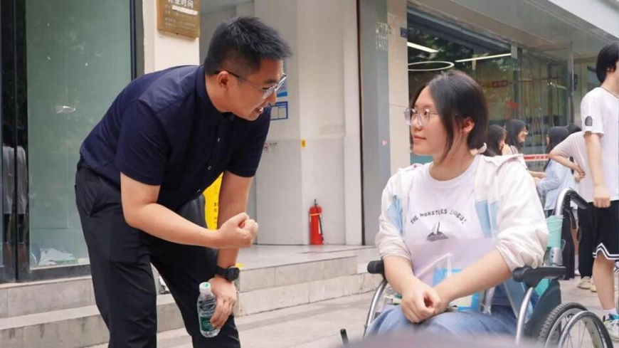 The homeroom teacher of Jiang Xintong cheers her up before gaokao. (Photo from Ziyang Guancha)
