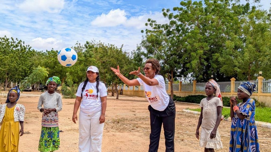 Cameroun : L'UNICEF et Nadine Perrault, une partie de balle pour un avenir meilleur avec les fillettes Cameroun : L'UNICEF et Nadine Perrault, une partie de balle pour un avenir meilleur avec les fillettes