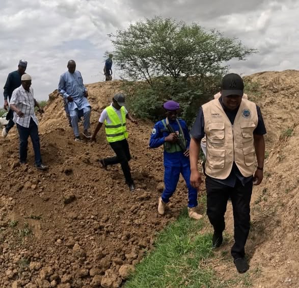 Lutte contre les inondations : Le Maire de N'Djamena supervise les travaux à Afrouk Lutte contre les inondations : Le Maire de N'Djamena supervise les travaux à Afrouk