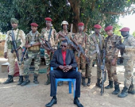 Le chef rebelle Bobo de 3R entouré de ses gardes du corps/ Image : Corbeau News Le chef rebelle Bobo de 3R entouré de ses gardes du corps/ Image : Corbeau News