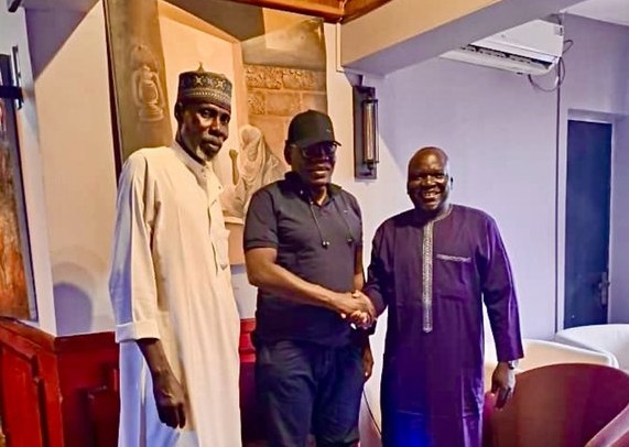 Cameroun : Aboubakar Ousmane Mey reçoit le soutien de ses proches suite aux menaces du Ministre Atanga Nji Cameroun : Aboubakar Ousmane Mey reçoit le soutien de ses proches suite aux menaces du Ministre Atanga Nji