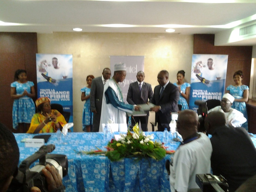 Jean-Claude Mbwentchou(MINHDU) et David Nkoto Emane(Dg Camtel) matérialisent les instructions du président Biya Jean-Claude Mbwentchou(MINHDU) et David Nkoto Emane(Dg Camtel) matérialisent les instructions du président Biya