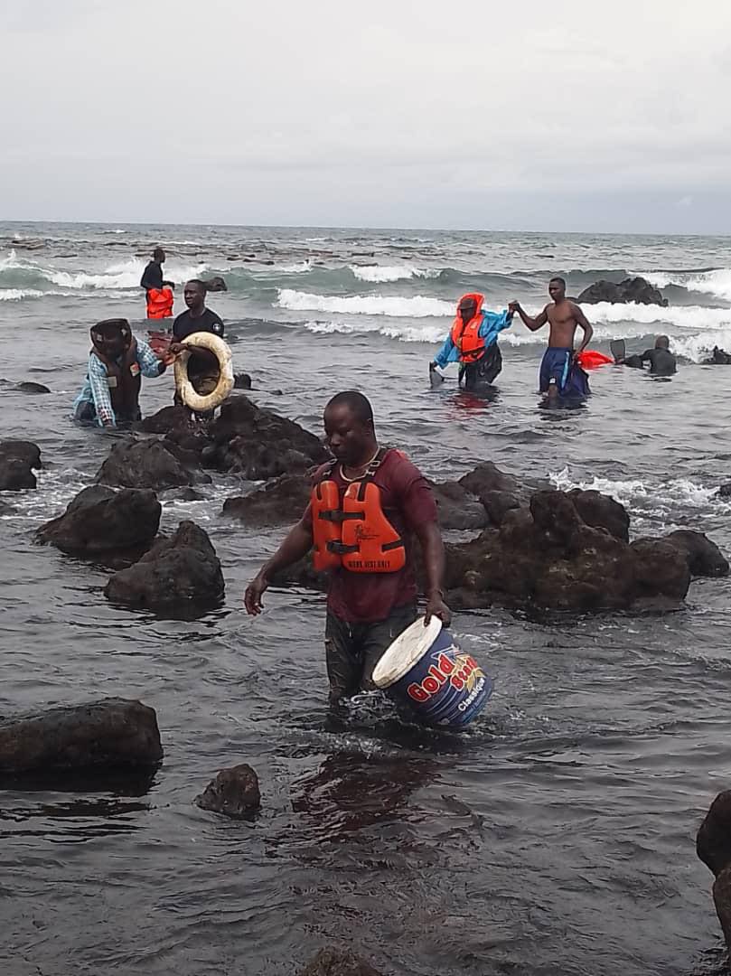 Cameroun : Les pompiers de la SONARA mène une opération de sauvetage en mer au large de Limbe Cameroun : Les pompiers de la SONARA mène une opération de sauvetage en mer au large de Limbe