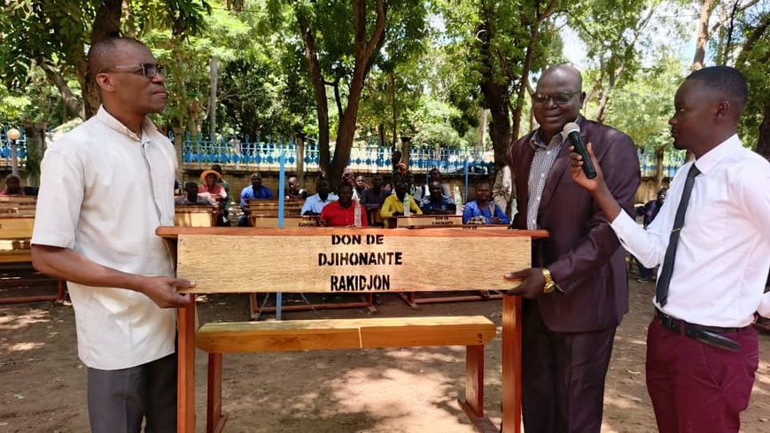 Tchad : Un ancien élève fait don de 100 tables-bancs au lycée collège Saint-Charles Lwanga de Sarh