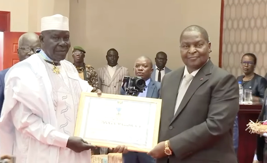 Paix en Centrafrique : Le président Touadéra décore plusieurs personnalités tchadiennes pour leur rôle déterminant Paix en Centrafrique : Le président Touadéra décore plusieurs personnalités tchadiennes pour leur rôle déterminant