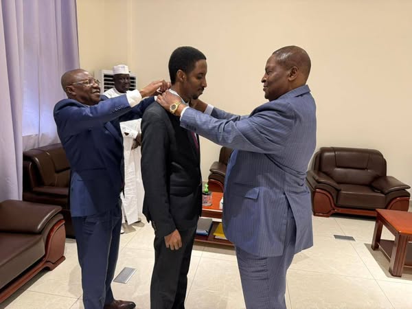 RCA : Le Ministre tchadien de la Communication décoré par le Président Touadéra pour son engagement pour la paix RCA : Le Ministre tchadien de la Communication décoré par le Président Touadéra pour son engagement pour la paix