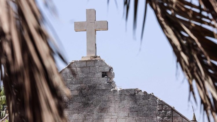 La croix de l'église de la Sainte-Famille est encore debout malgré les dégâts. (AFP or licensors) La croix de l'église de la Sainte-Famille est encore debout malgré les dégâts. (AFP or licensors)