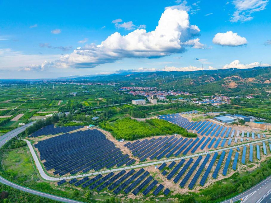 Photo shows a solar farm in Yanhu district, Yucheng, north China's Shanxi province. (Photo by Chang Qi/People's Daily Online) Photo shows a solar farm in Yanhu district, Yucheng, north China's Shanxi province. (Photo by Chang Qi/People's Daily Online)