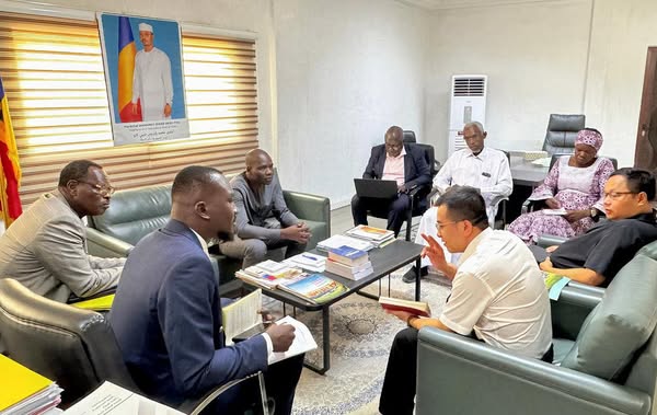 Tchad : Le Ministre du Commerce reçoit des investisseurs Chinois en Énergie Solaire et Industrie Tchad : Le Ministre du Commerce reçoit des investisseurs Chinois en Énergie Solaire et Industrie
