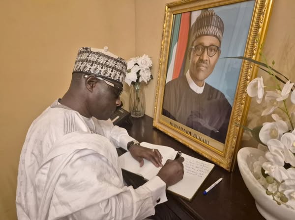 Décès de l'Ancien Président Nigérian : L'Ambassadeur du Tchad en France présente ses condoléances Décès de l'Ancien Président Nigérian : L'Ambassadeur du Tchad en France présente ses condoléances