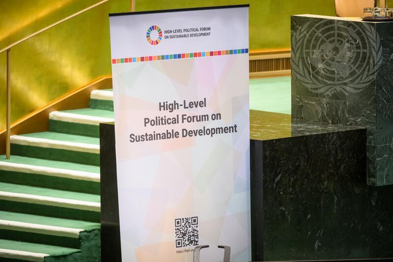 Vue d'une bannière lors de la première réunion du Forum politique de haut niveau pour le développement durable, organisée sous l'égide du Conseil économique et social. Photo : media.un.org Vue d'une bannière lors de la première réunion du Forum politique de haut niveau pour le développement durable, organisée sous l'égide du Conseil économique et social. Photo : media.un.org