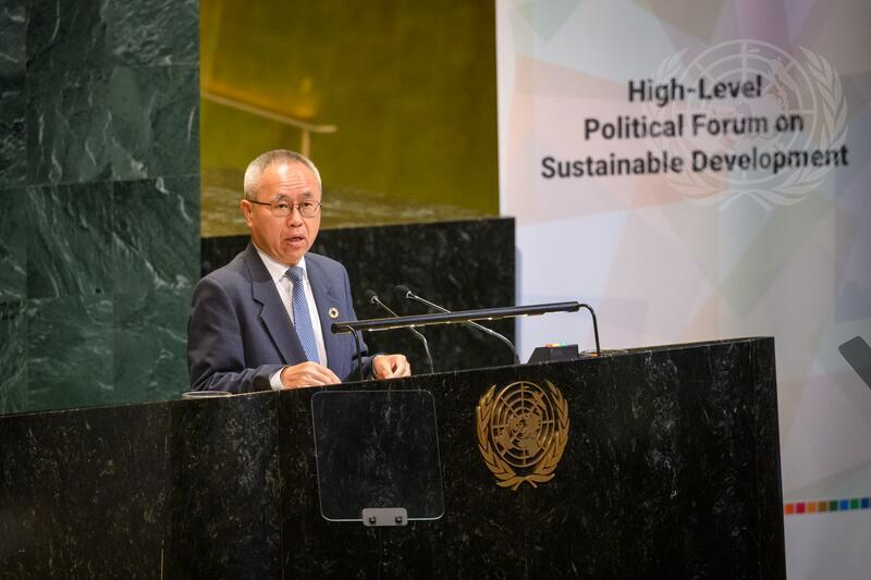 Li Junhua, Secrétaire général adjoint aux affaires économiques et sociales, prononce un discours lors de la première réunion du Forum politique de haut niveau pour le développement durable, organisée sous l'égide du Conseil économique et social (14-23 juillet). Photo : media.un.org Li Junhua, Secrétaire général adjoint aux affaires économiques et sociales, prononce un discours lors de la première réunion du Forum politique de haut niveau pour le développement durable, organisée sous l'égide du Conseil économique et social (14-23 juillet). Photo : media.un.org