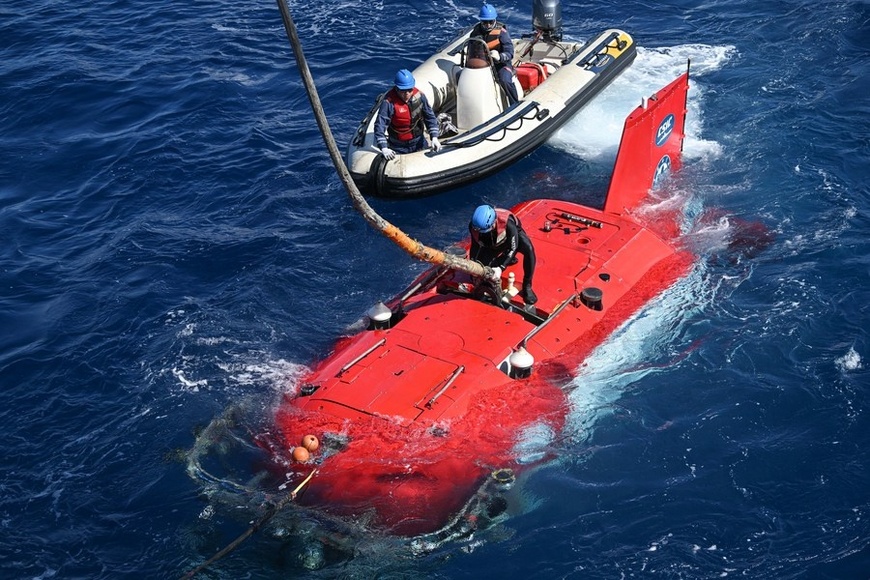 A hydronaut unhitches the rope on the crewed submersible Shenhai Yongshi (Deep Sea Warrior) from the scientific research ship Tan Suo Yi Hao (Discovery One) to make preparations for underwater investigation in the South China Sea, May 26, 2023. (Xinhua/Pu Xiaoxu) A hydronaut unhitches the rope on the crewed submersible Shenhai Yongshi (Deep Sea Warrior) from the scientific research ship Tan Suo Yi Hao (Discovery One) to make preparations for underwater investigation in the South China Sea, May 26, 2023. (Xinhua/Pu Xiaoxu)