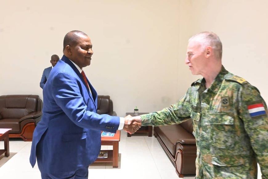 RCA : le chef de l'Etat reçoit une délégation de l'Union européenne conduite par le lieutenant-général Van Der Laan RCA : le chef de l'Etat reçoit une délégation de l'Union européenne conduite par le lieutenant-général Van Der Laan