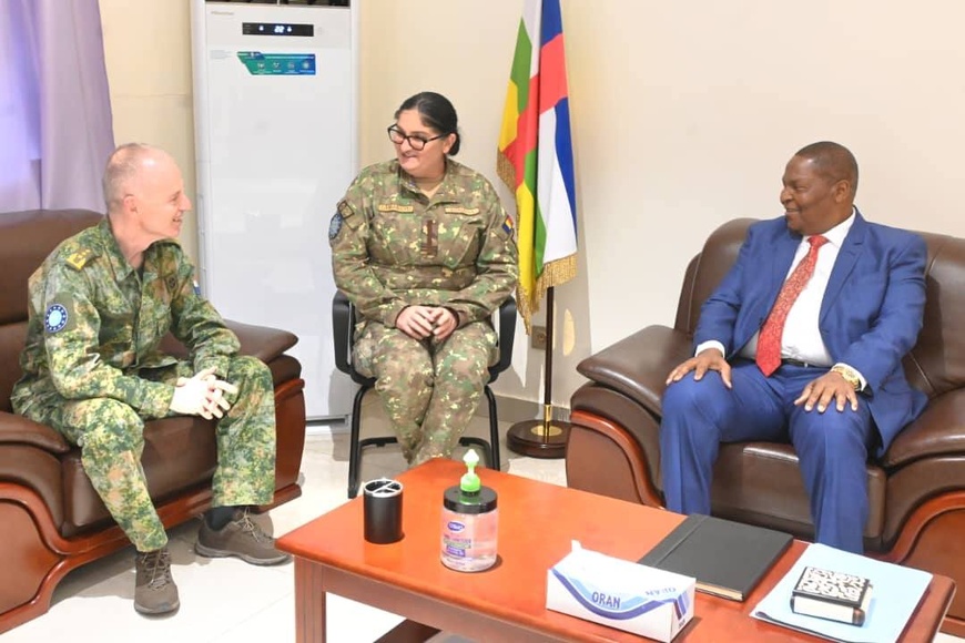 RCA : le chef de l'Etat reçoit une délégation de l'Union européenne conduite par le lieutenant-général Van Der Laan RCA : le chef de l'Etat reçoit une délégation de l'Union européenne conduite par le lieutenant-général Van Der Laan