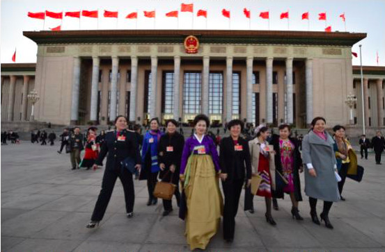 Des représentantes à l’Assemblée Nationale Populaire devant le Grand Hall du Peuple. Photo Weng Qiyu / Le Quotidien du Peuple