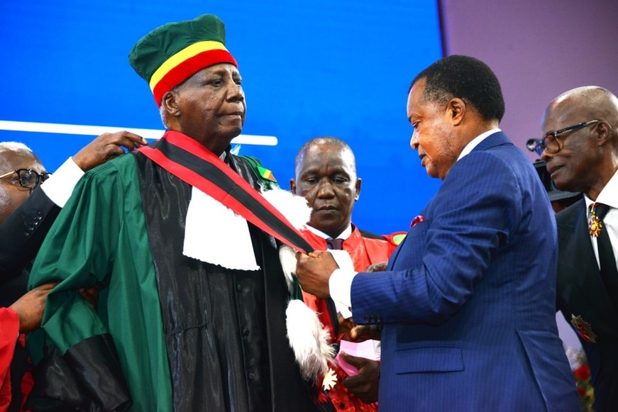 Théophile Obenga recevant sa distinction honorifique Théophile Obenga recevant sa distinction honorifique